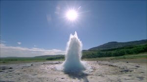 Egy gejzír, mely működése a geotermikus energiáknak köszönhető.