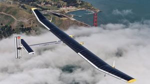 Kép a Solar Impulse 2 napelemes repülőről a levegőben.